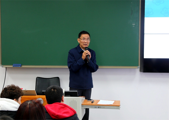 1全國政協(xié)委員、中國農(nóng)業(yè)科學院原黨組書記張合成研究員授課.JPG